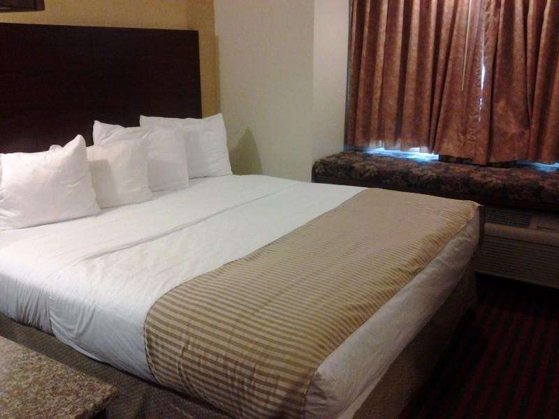 Bridgepointe Inn & Suites Toledo-Perrysburg-Rossford-Oregon-Maumee By Hollywood Casino Northwood Room photo