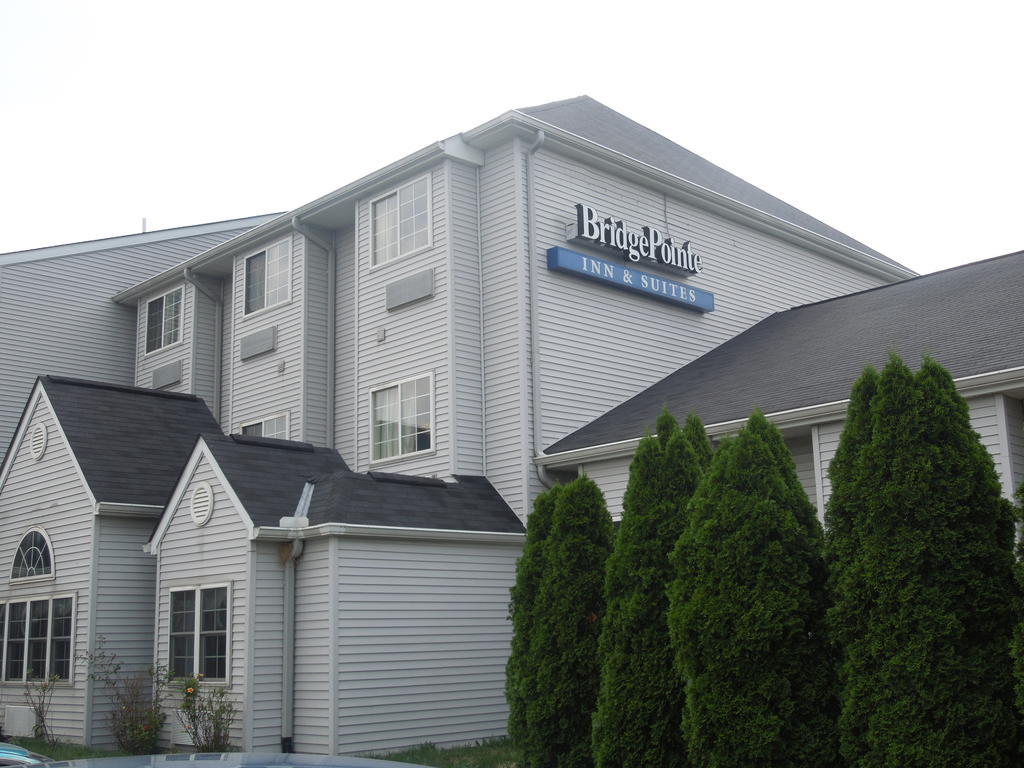 Bridgepointe Inn & Suites Toledo-Perrysburg-Rossford-Oregon-Maumee By Hollywood Casino Northwood Exterior photo